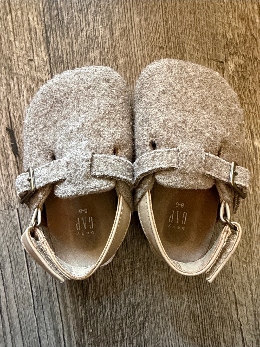 GAP Kids Wool-Texture Mary Jane Slippers in Light Tan size 5-6